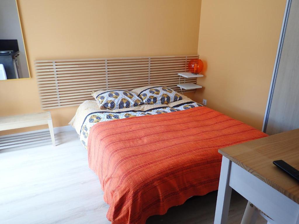 HillionProche GR34 , Studio "Estrella" , petit cocon accueillant的一间卧室配有一张带红色毯子的大床