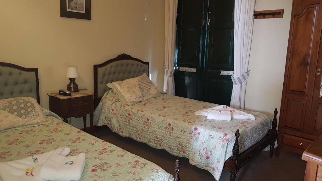 乌拉圭河畔康塞普西翁Posta Torreón的一间卧室配有两张带毛巾的床