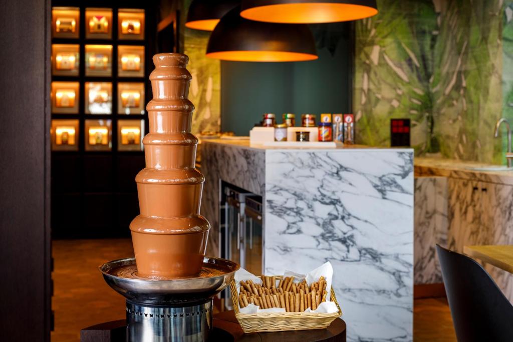 苏黎世Swiss Chocolate by Fassbind Zurich的一张桌子,上面有根柱子,上面有蜡烛和一些食物