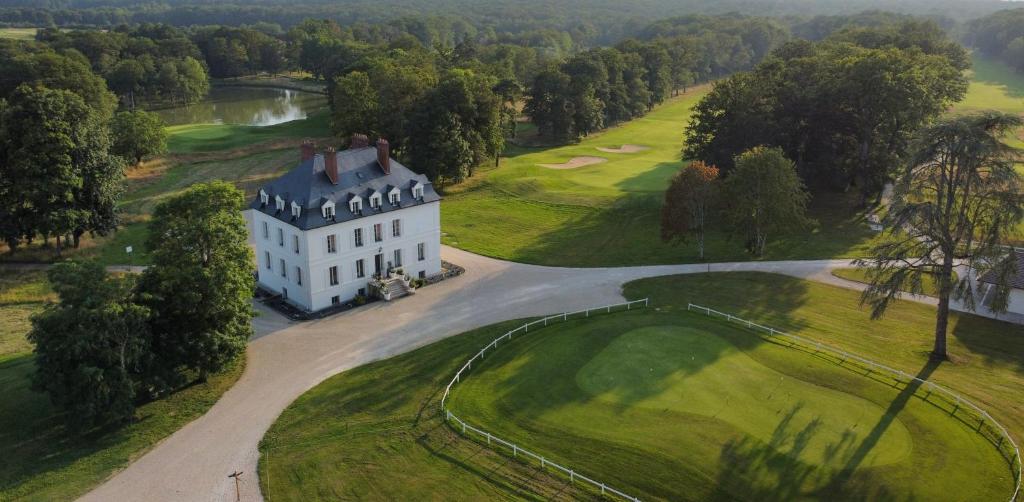 Aillant-sur-TholonDomaine Du Roncemay - Hôtel, Restaurants, Spa & Golf的高尔夫球场上白色房子的空中景色