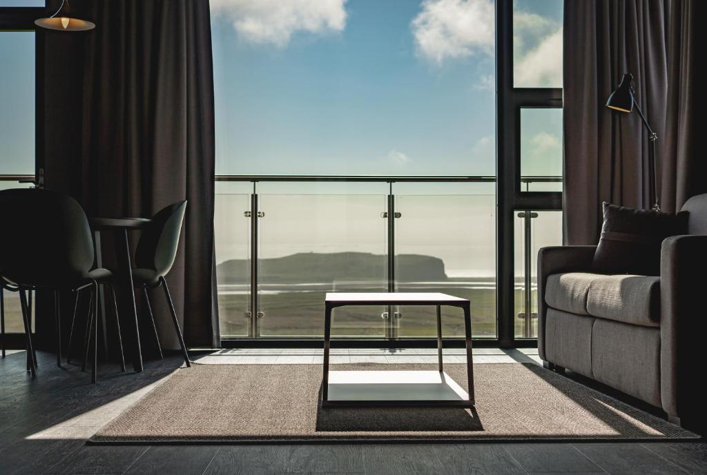 维克黑色海滩套房公寓式酒店的带沙发和大窗户的客厅