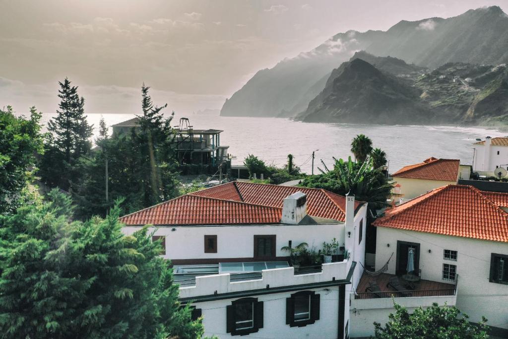 克鲁什港Mateus House - Porto da Cruz Center的享有房屋、海洋和山脉的景色