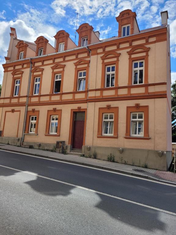 卡罗维发利Studentská apartments的街道边的橙色建筑