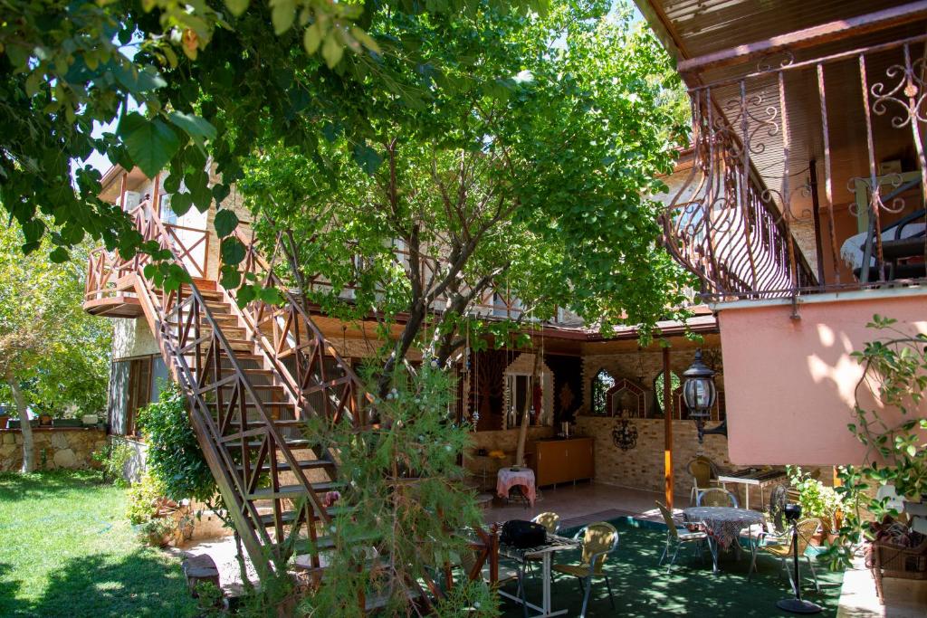 帕莫卡莱圣特特拉斯酒店的庭院中设有螺旋楼梯的房子
