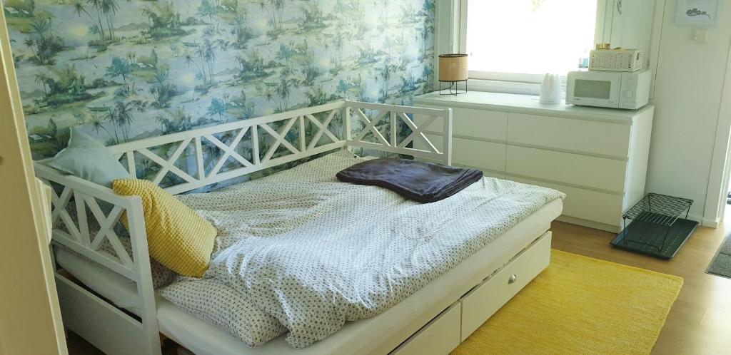 基尔科努米Sydåbacka Guest House, a Room with a Sauna的窗户客房内的一张白色小床