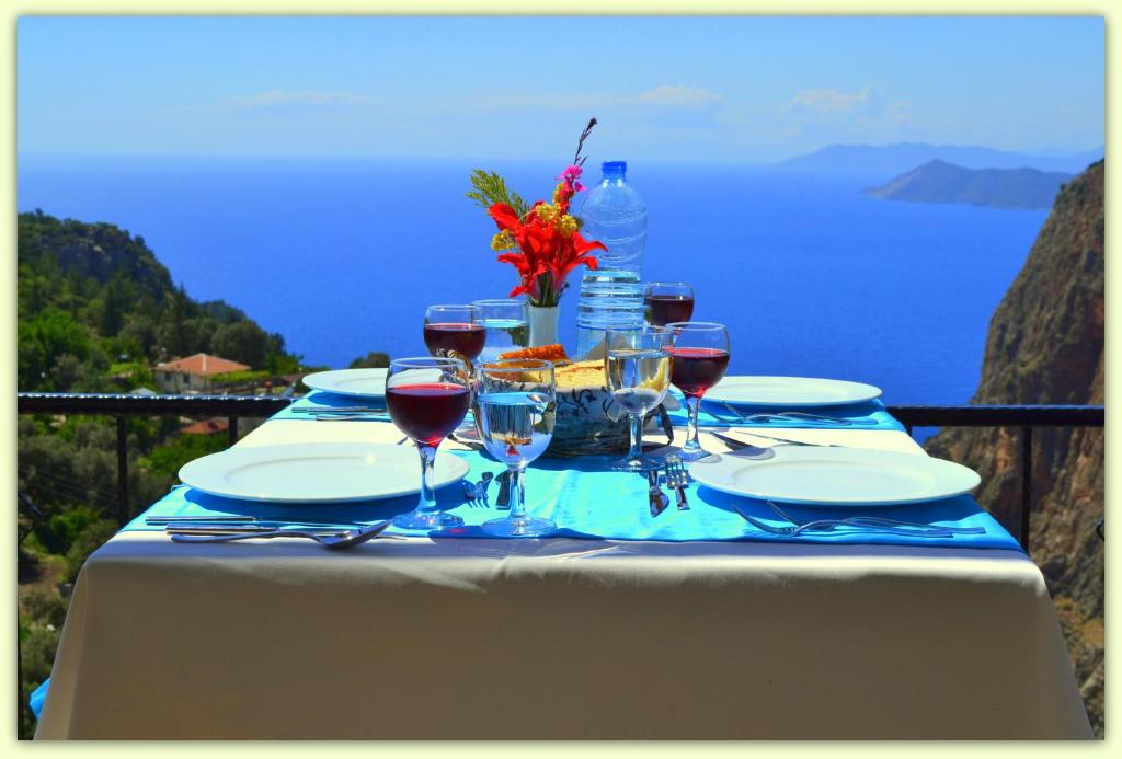 法拉尔雅吉福酒店的一张桌子,上面放着酒杯,享有海景