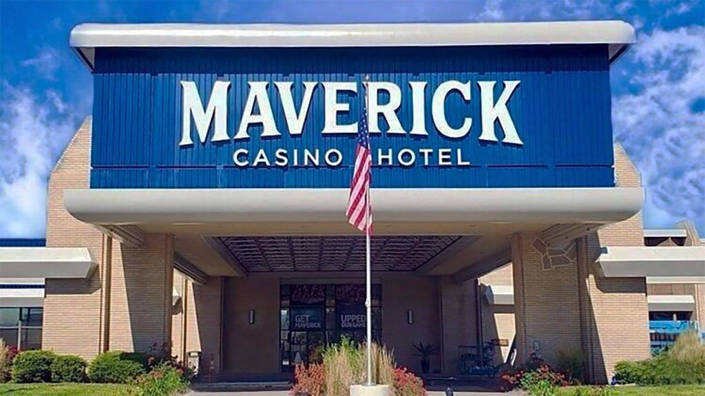 埃尔科Maverick Hotel and Casino by Red Lion Hotels的一家拥有旗帜的宏伟赌场酒店