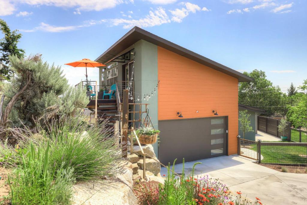 博伊西Stylish and Modern Boise Studio with Foothills Views!的一座橙色和绿色的小房子