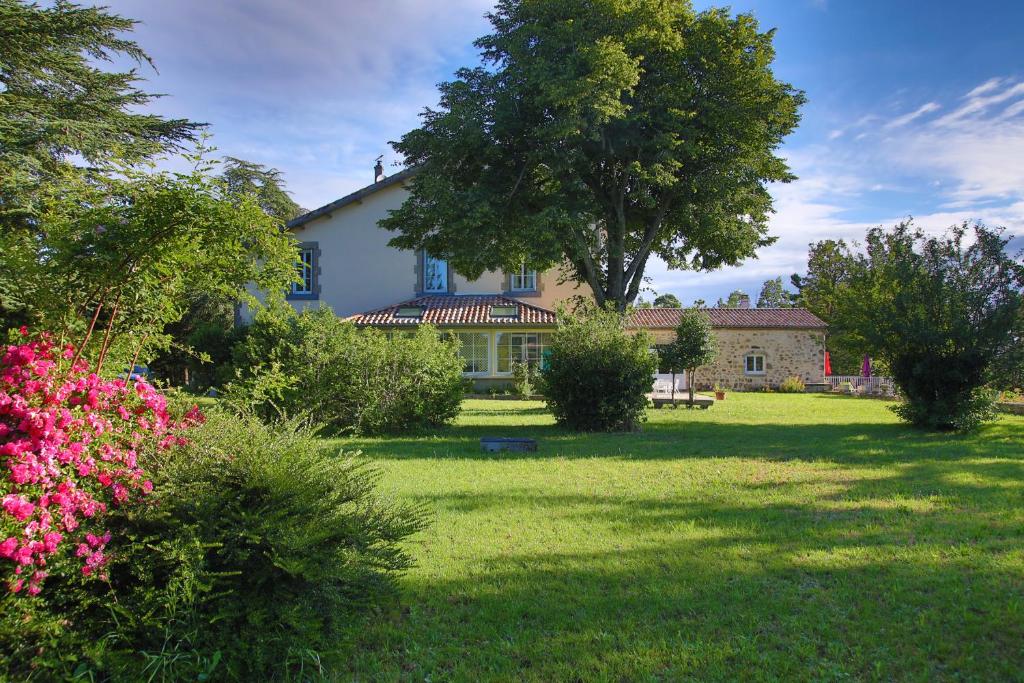 Saint-Romain-de-LerpsVilla Rouvesol的一座白色的大房子,带鲜花的院子