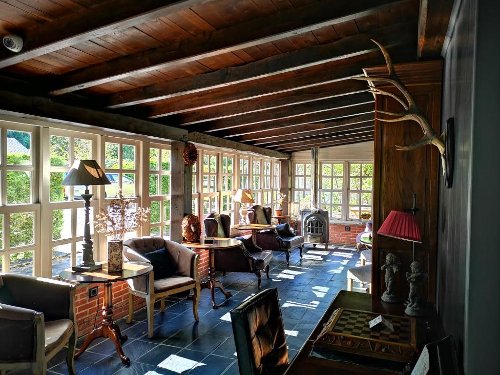 纳维亚卡索纳奈维加酒店的客厅设有桌椅和窗户。
