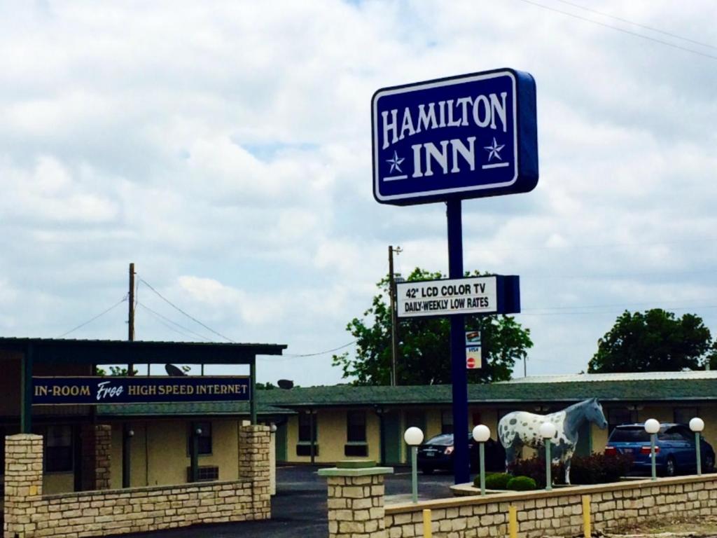 Hamilton汉密尔顿旅馆的一座建筑前的一座汉密尔顿旅馆标志