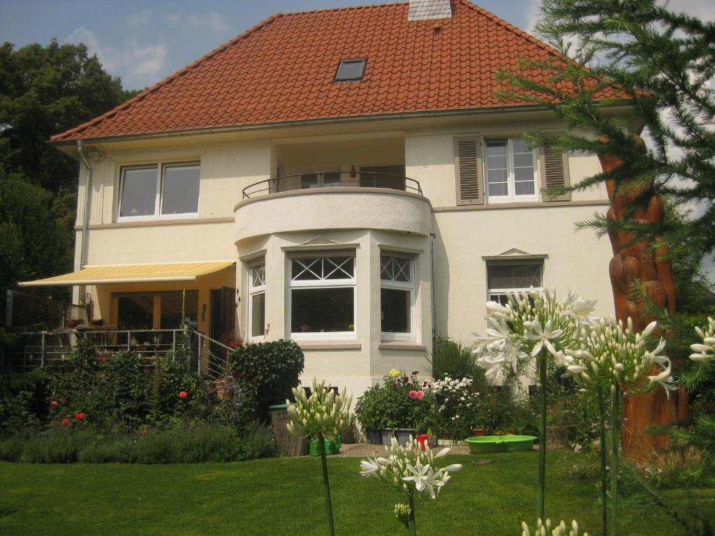 本德Haus ReWi的白色房子,有橙色屋顶