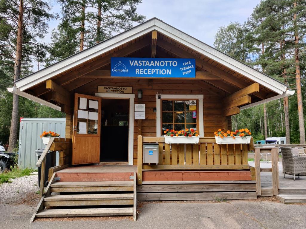 拉彭兰塔Camping Lappeenranta的木亭,上面有标志