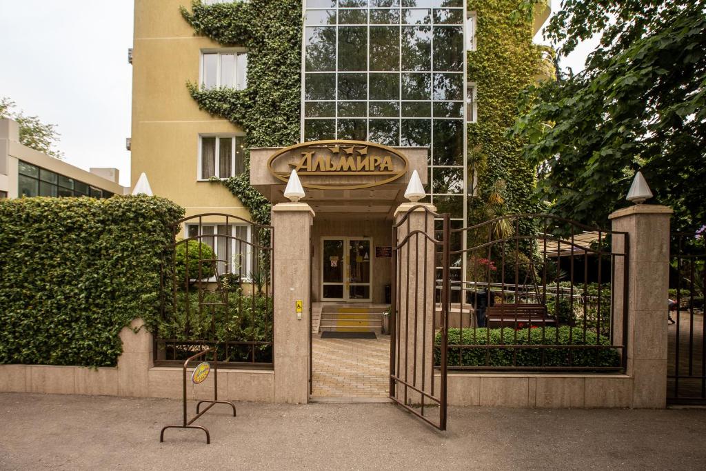阿德勒Almira Orion Group Hotel的带有开放式门的建筑物入口