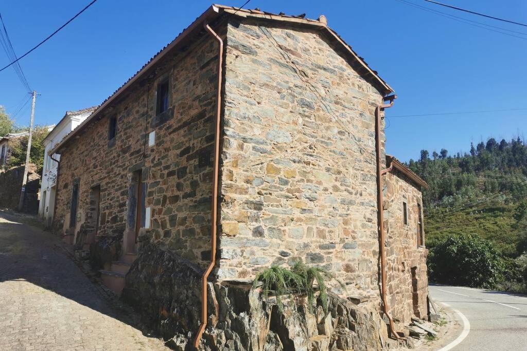 奥莱罗斯Casa do Linho 400 year old country cottage的街道边的旧砖楼