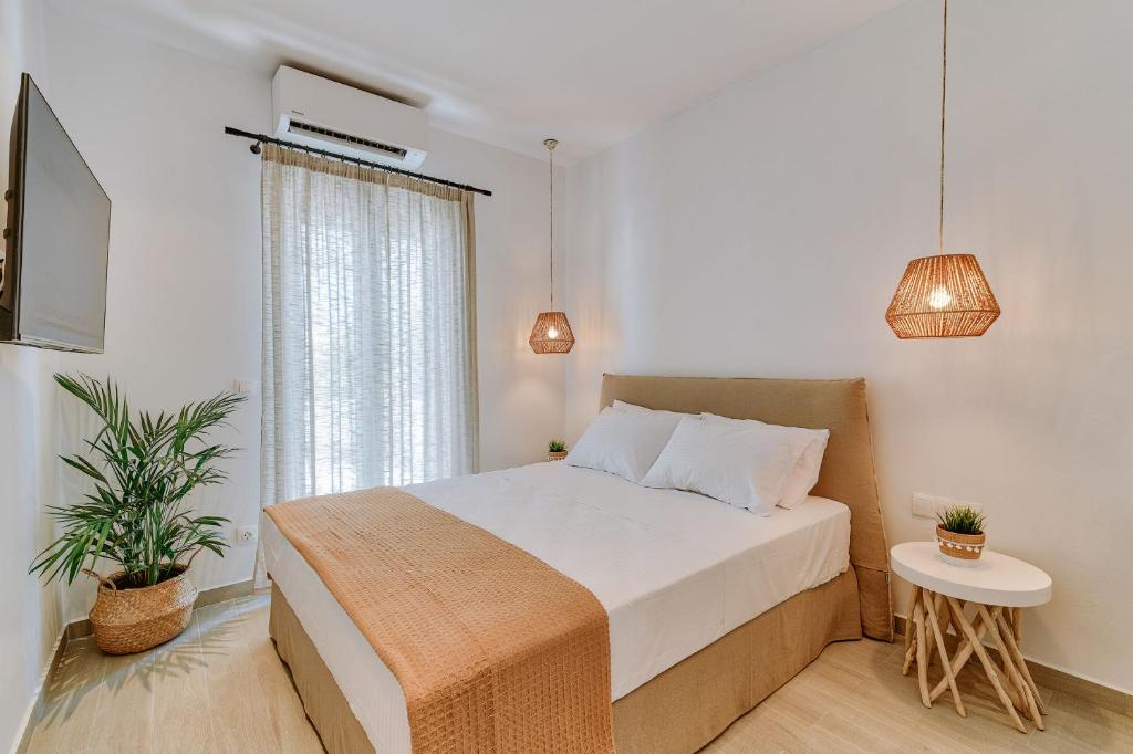 安迪帕罗斯岛Ardilia Cosy Apartments的一间卧室设有一张床和一个窗口