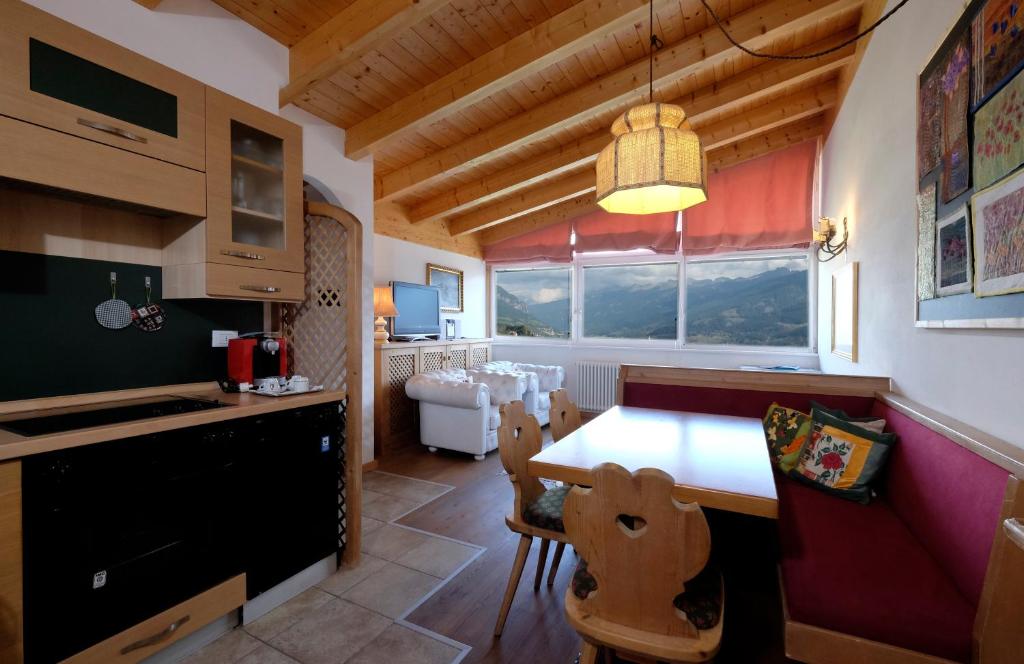 卡瓦莱塞Residenza Bagni & Miramonti的一间带桌椅的厨房和一间用餐室