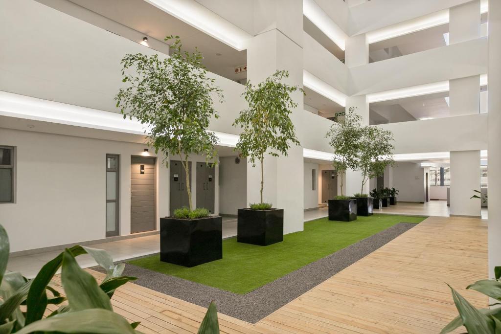 约翰内斯堡The Median Apartments的中间有植物的空大厅