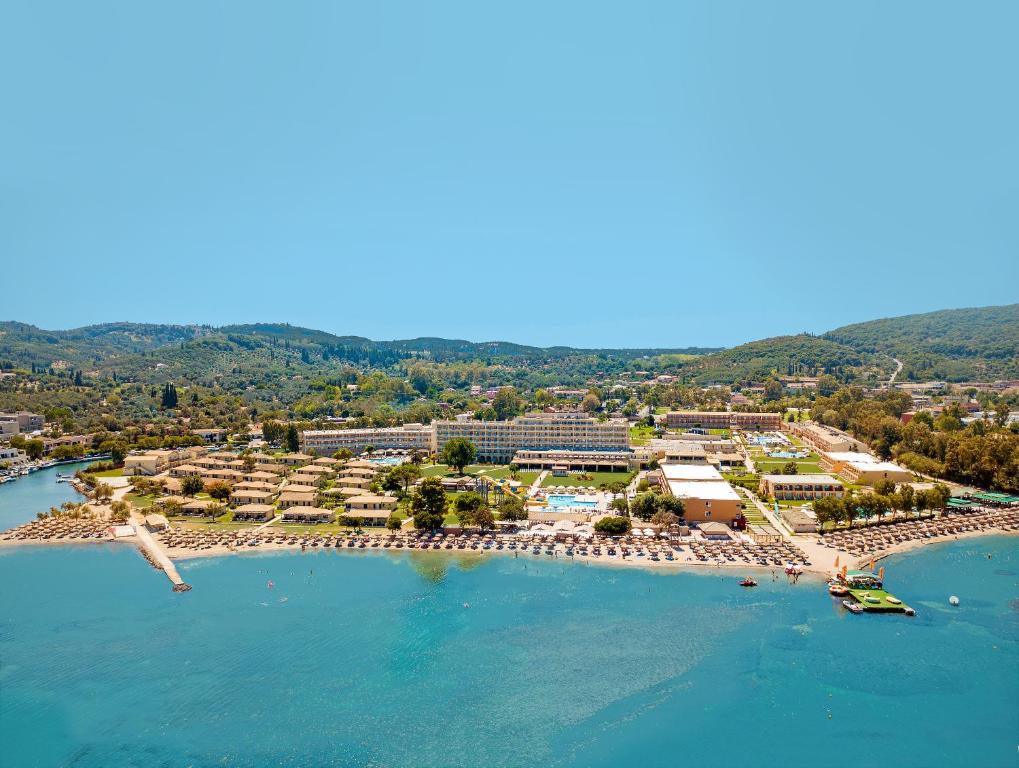 莫拉蒂卡梅松海滩度假酒店的海滩上的度假村的空中景观