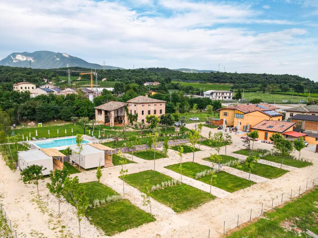 阿菲Agricampeggio Le Corniole的享有公园和度假村的空中景致