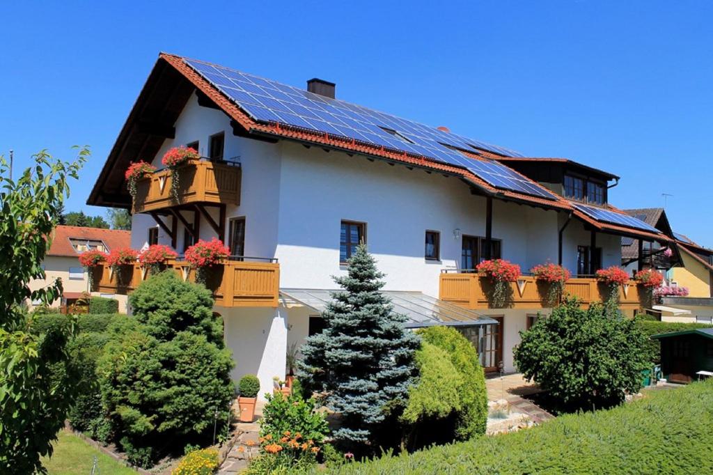 多瑙河畔诺伊施塔特Haus Sabine的屋顶上设有太阳能电池板的房子
