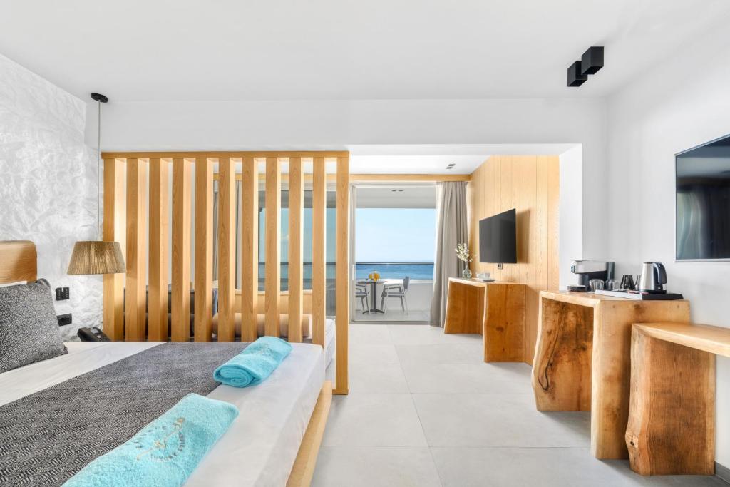 佩科霍里Emily's Luxury Suites的一间卧室配有一张床,享有海景