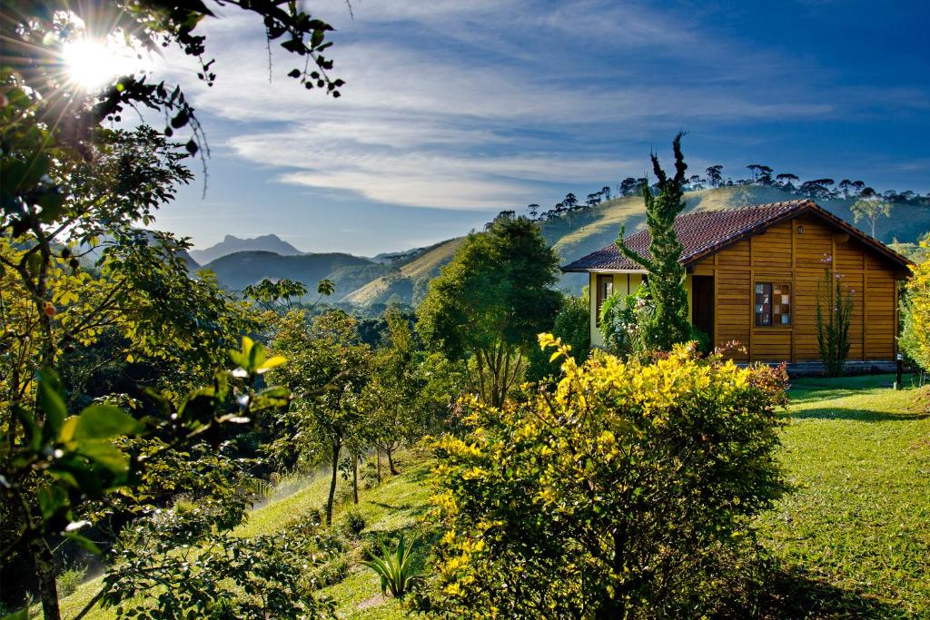 维奥康德马奥Pousada Nó da Madeira的田野中间的木屋