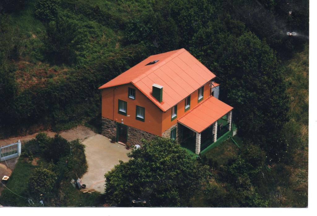 塞代拉Tranquila casa de campo en Cedeira的享有橙色屋顶房屋的空中景致