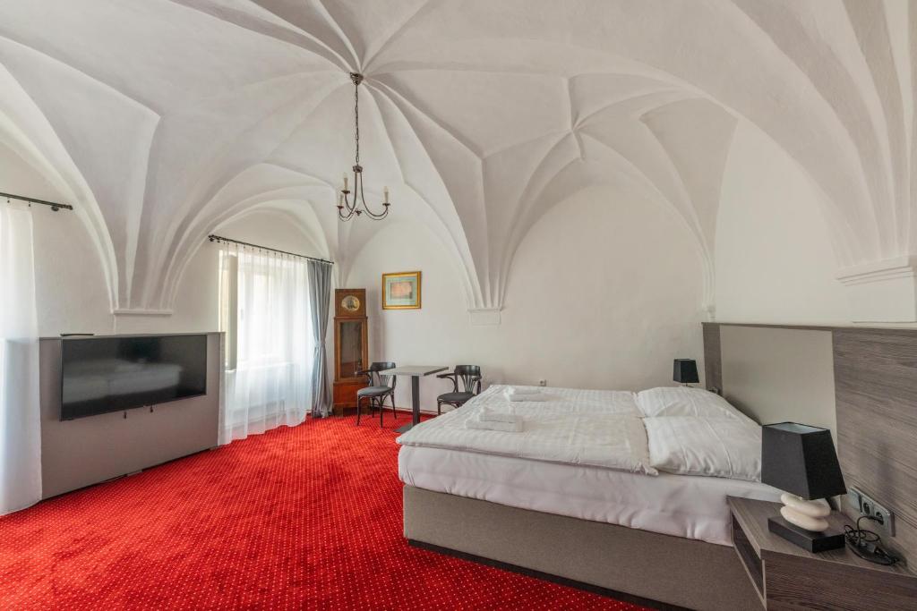 摩拉瓦特热博瓦热博瓦餐厅酒店的一间卧室配有一张大床和红地毯