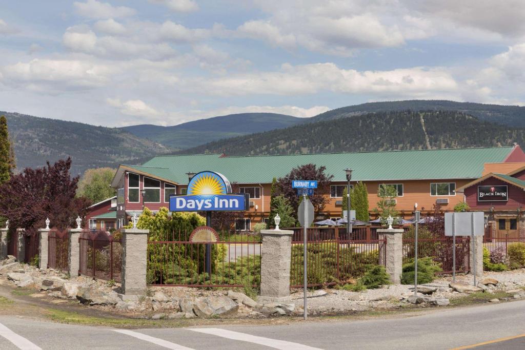 彭蒂克顿Days Inn by Wyndham Penticton Conference Centre的大楼前的一天旅馆标志