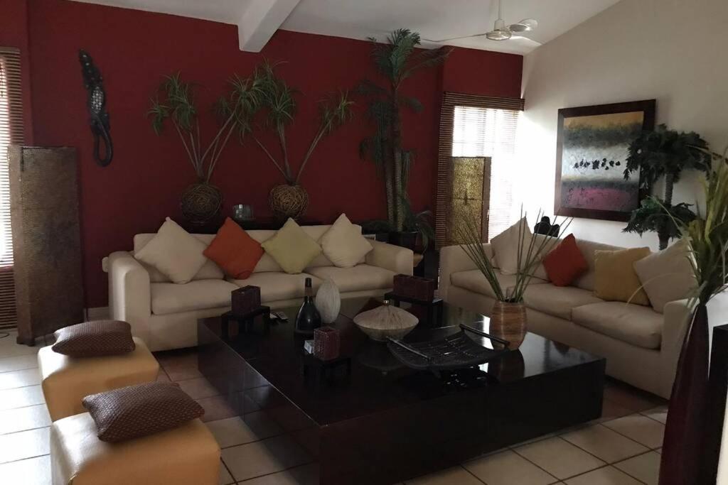 圣克鲁斯华特库Condo Acatlán的客厅配有沙发和桌子