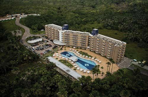 巴雷里尼亚斯Gran Lençóis Flat Residence的享有酒店空中美景,设有游泳池