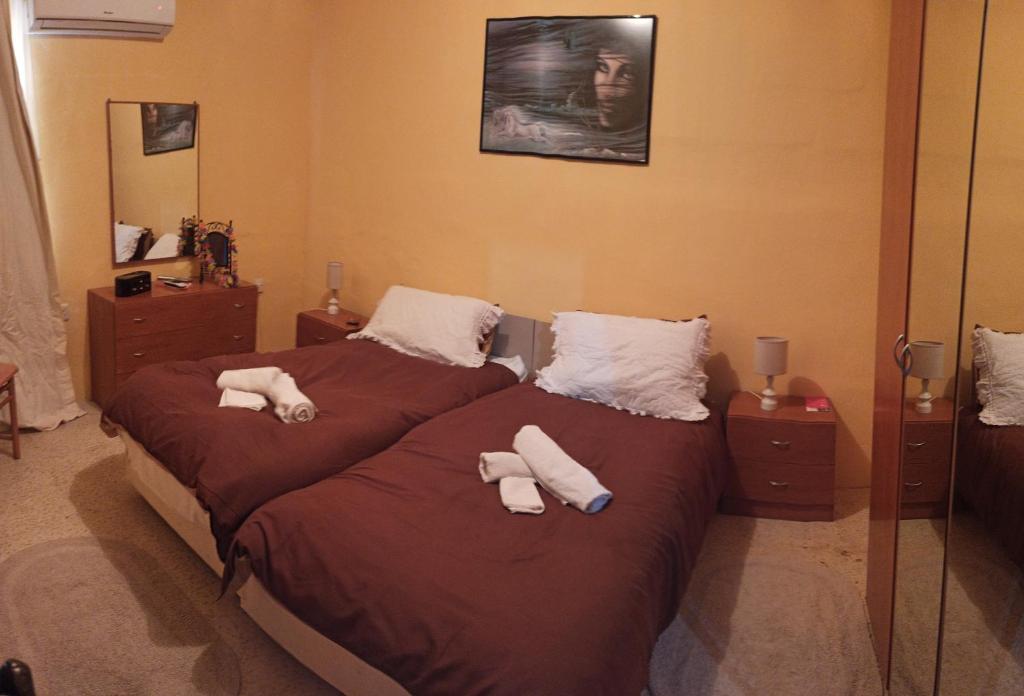QrendiIL bejta的一间卧室配有两张带毛巾的床