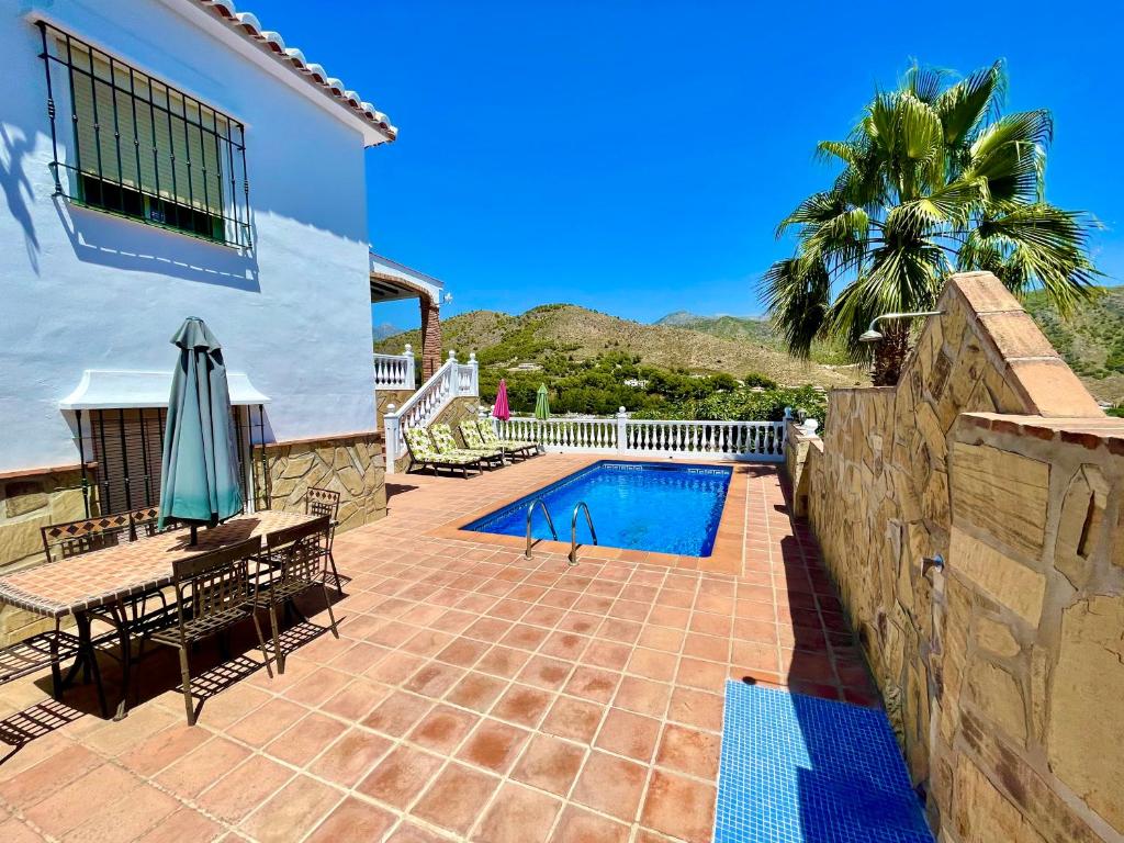 弗里希利亚纳Villa Nuria的一个带游泳池和房子的庭院