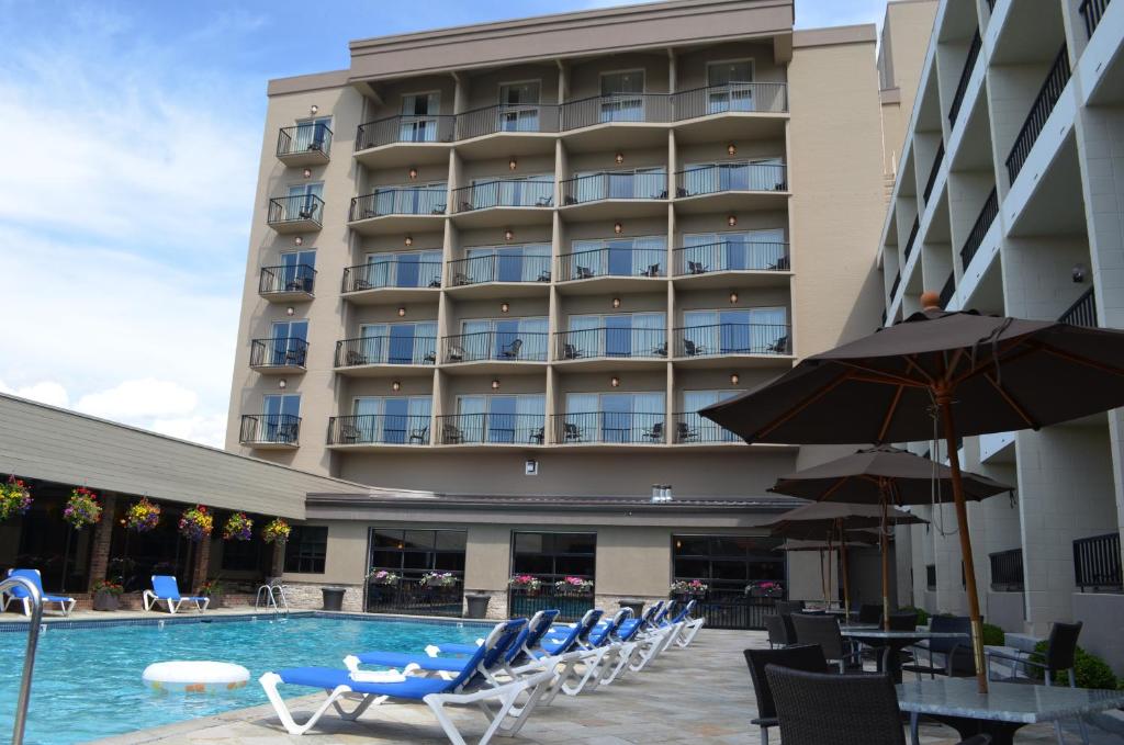 基洛纳卡普里海岸酒店 的一个带游泳池、椅子和遮阳伞的酒店