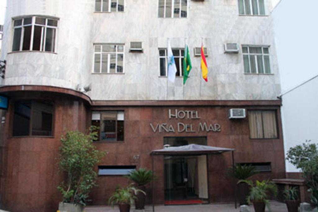 里约热内卢比尼亚德尔马酒店的建筑前有两面旗帜的酒店