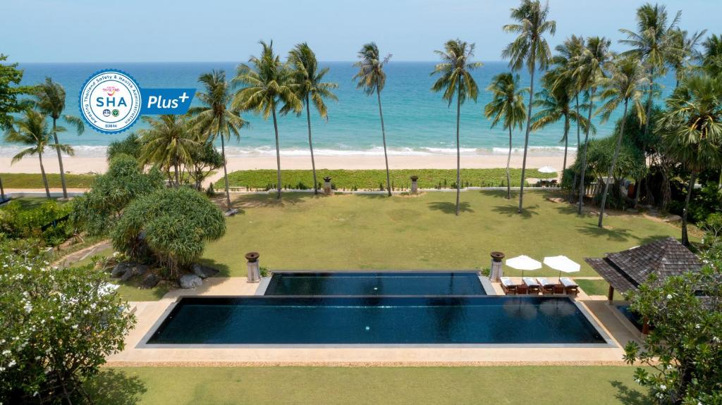 纳泰海滩Villa Sundara - SHA Extra Plus的享有度假胜地的空中景致,设有游泳池和海滩