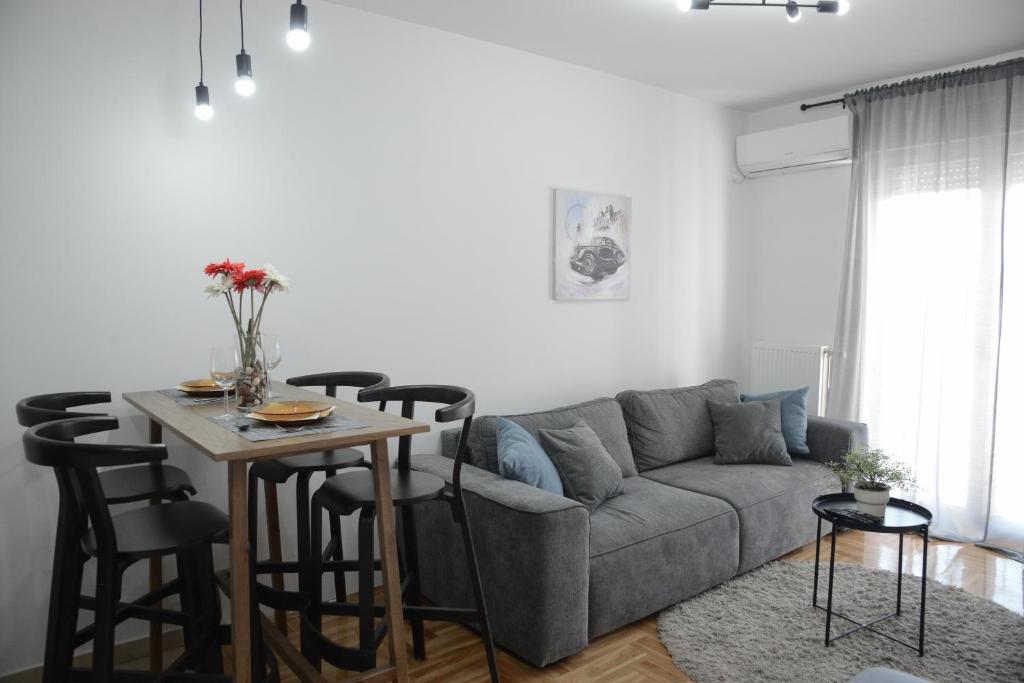 诺维萨德Apartment DobraYa Grey的客厅配有沙发和桌椅