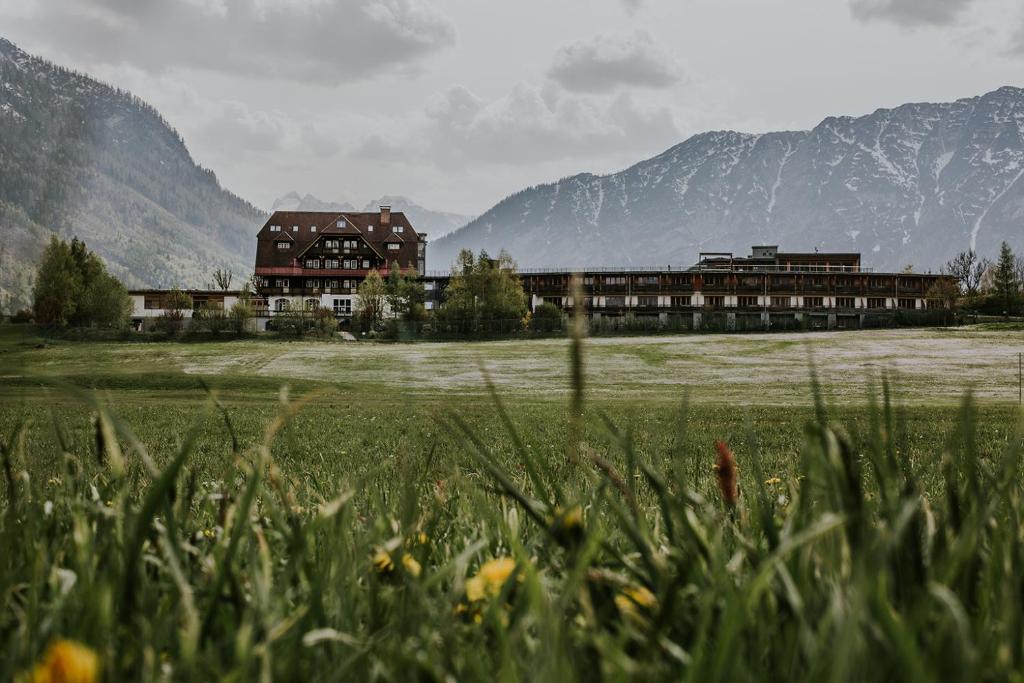巴特奥塞G'sund & Natur Hotel Die Wasnerin - Adults Only的一座大建筑,位于一个山地的背景中