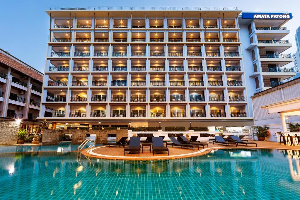 芭东海滩Amata Patong的大楼前设有游泳池的酒店
