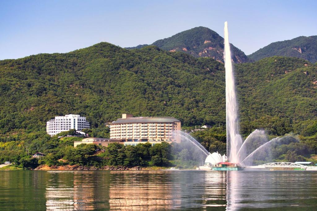 堤川市Cheongpung Resort的水体中央的喷泉