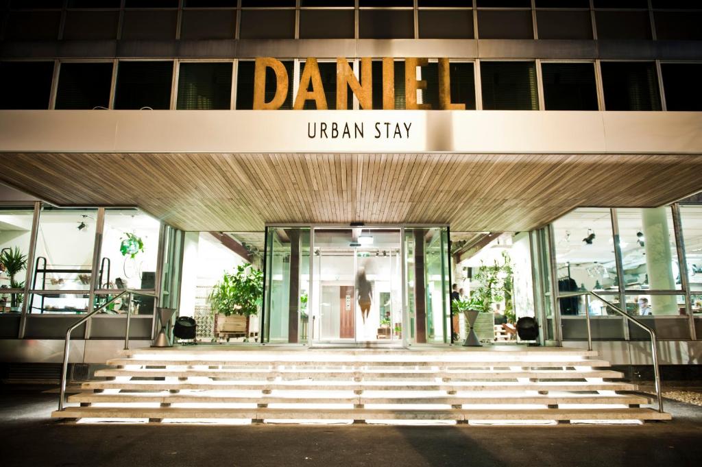 维也纳Hotel Daniel Vienna - Smart Luxury Near City Centre的建筑物,有建筑物入口标志