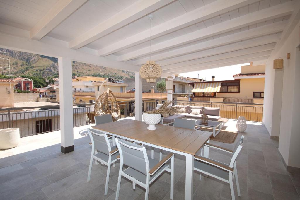 巴格里亚Al Covo dei Mori的露台设有木桌和椅子,甲板上设有