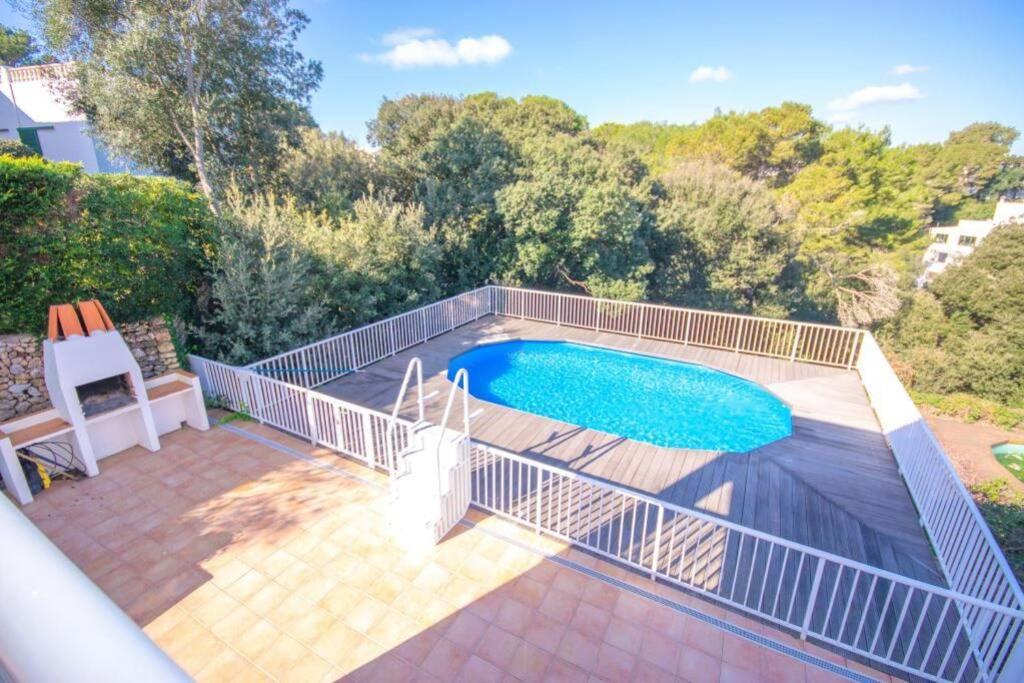卡拉加尔达纳Villa Garbes的游泳池周围设有白色围栏