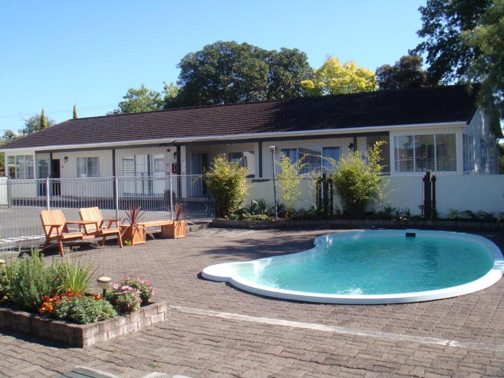 马斯特顿橡子村汽车旅馆的一座房子的院子内的游泳池