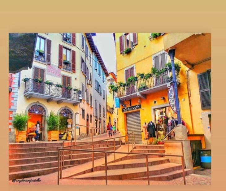 洛韦雷Casa Mirella的城市里的一组建筑和楼梯