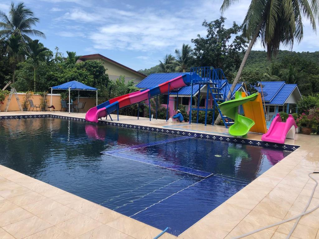 春蓬The Mountain View Hat Sai Ri Resort的一个带滑梯的游乐场的游泳池