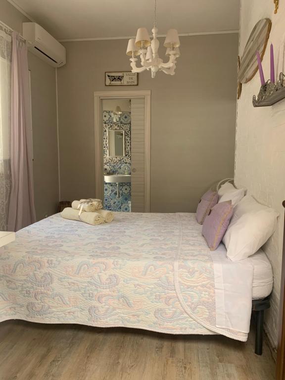 马里迪莫Camera matrimoniale LA LAMPUGA的一间卧室配有一张大床和枕头