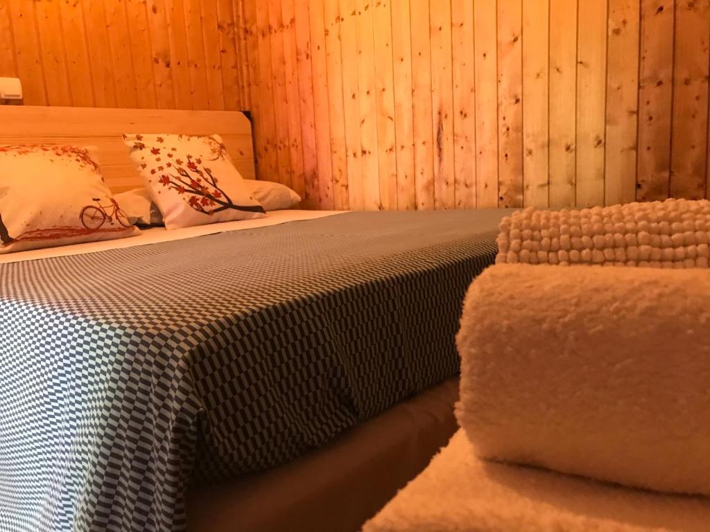 马德里Cabaña en la naturaleza 2的木墙客房的一张床位