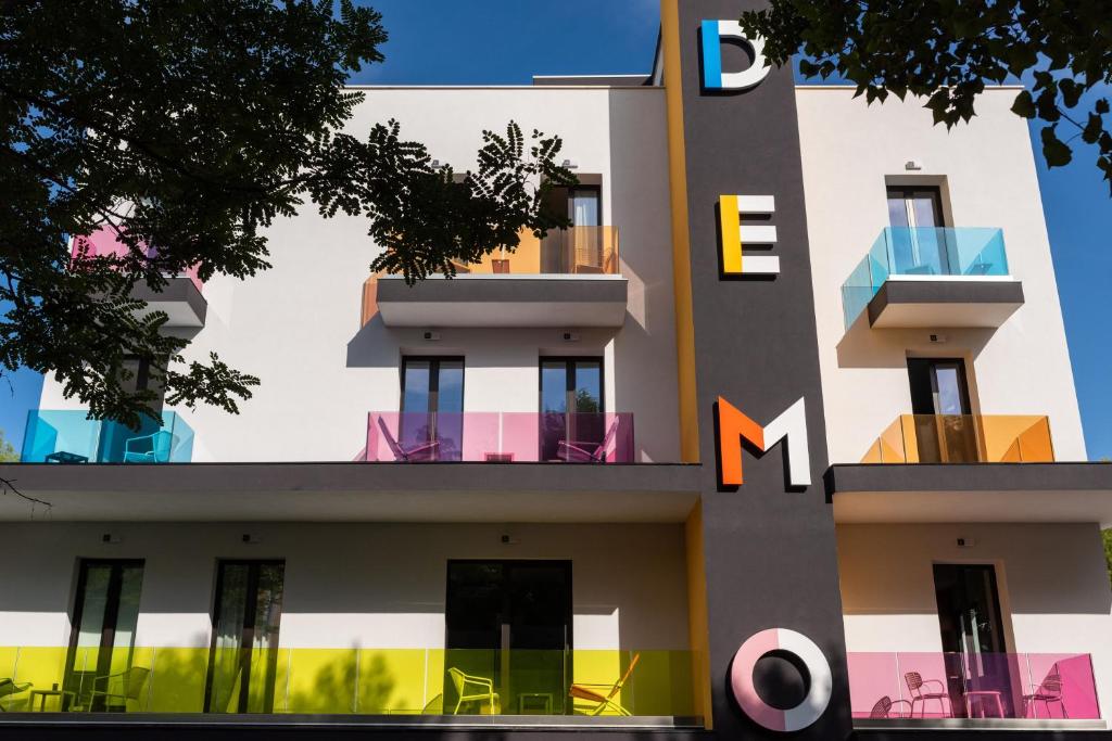 里米尼Demo Hotel Design Emotion的建筑的侧面设有色彩缤纷的阳台